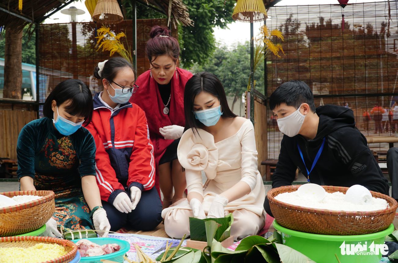 Hoa hậu Việt Nam Đỗ Thu Hà gói những chiếc bánh chưng yêu thương dành tặng trẻ em khó khăn tại các tỉnh miền Trung - Ảnh: NGUYỄN HIỀN