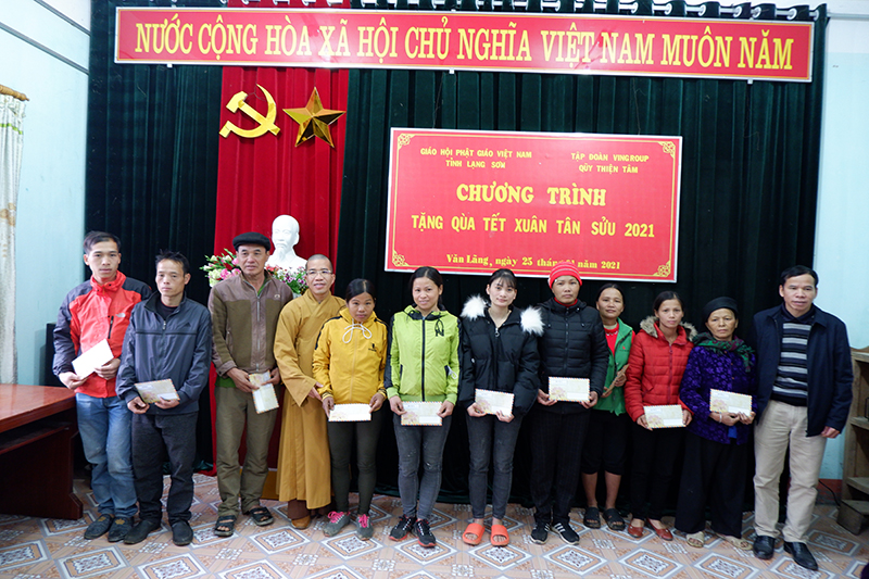 Lạng Sơn: Phật giáo tỉnh tặng quà Tết cho các gia đình có hoàn cảnh khó khăn huyện Văn Lãng