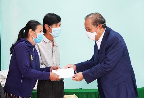 Phó Thủ tướng Thường trực Chính phủ Trương Hòa Bình tặng quà Tết tại xã Phong Hiền