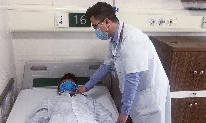 Bác sĩ Lộc đang kiểm tra sức khỏe cho bệnh nhân tại Trung tâm Y học hạt nhân và Ung bướu, Bệnh viện Bạch Mai khám. Ảnh: Bác sĩ cung cấp
