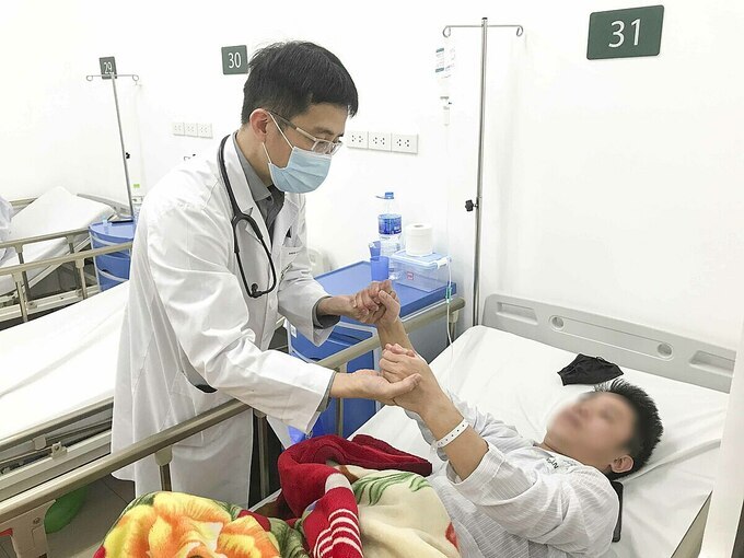 Một bệnh nhân đột quỵ được điều trị tại Bệnh viện Bạch Mai. Ảnh: Đỗ Hằng.