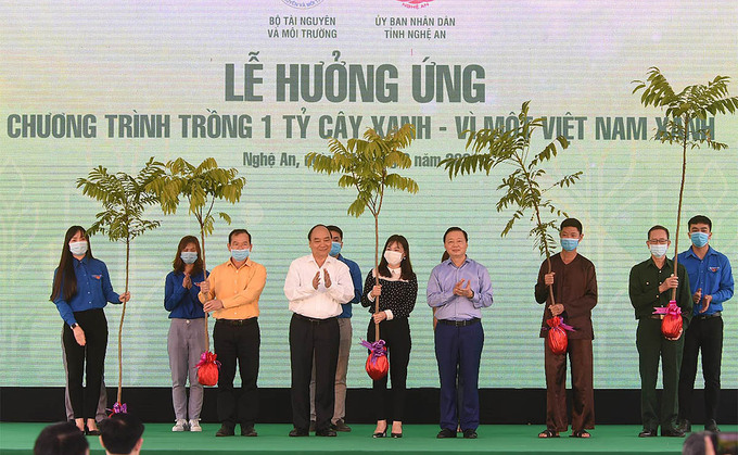 Thủ tướng Nguyễn Xuân Phúc dự lễ hưởng ứng chương trình trồng một tỷ cây xanh tại Nghệ An.