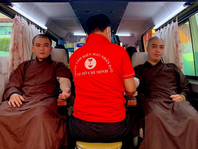 Chư Tăng chùa Ấn Quang hiến máu nhân đạo