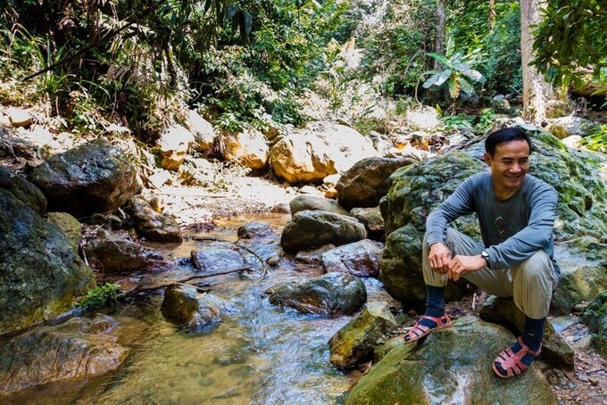 Ông Hồ Khanh đi rừng vì đam mê những hang động chưa ai đặt chân đến. Năm 2009 và năm 2011, ông nhận bằng khen của tỉnh về những thành tích tìm ra hang động. Ảnh: Alesha