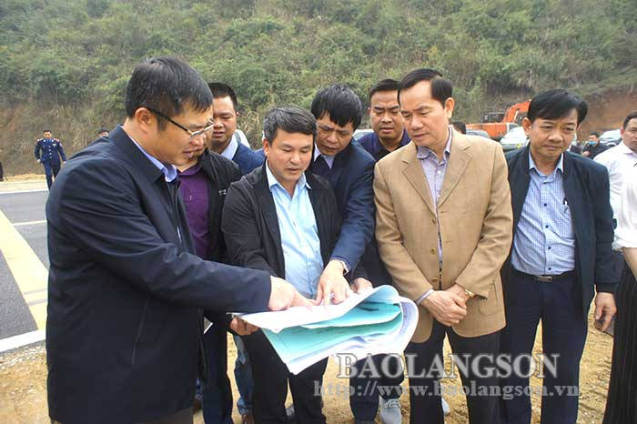 Đoàn công tác của Tổng cục Đường bộ kiểm tra thực tế tiến độ thực hiện xử lý điểm đen tại km 17+700 quốc lộ 4A địa bàn huyện Văn Lãng