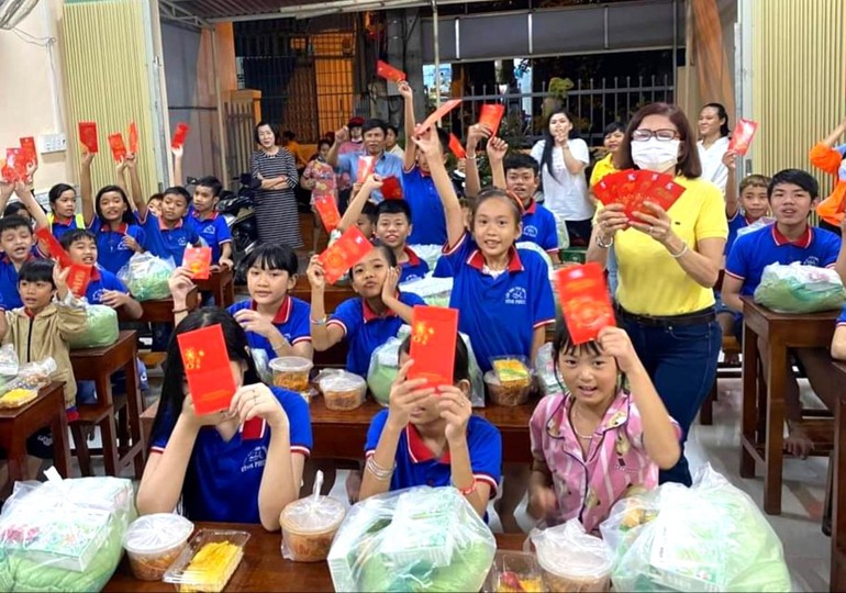 Khánh Hòa: Tặng 60 suất quà đến người nghèo, người già neo đơn