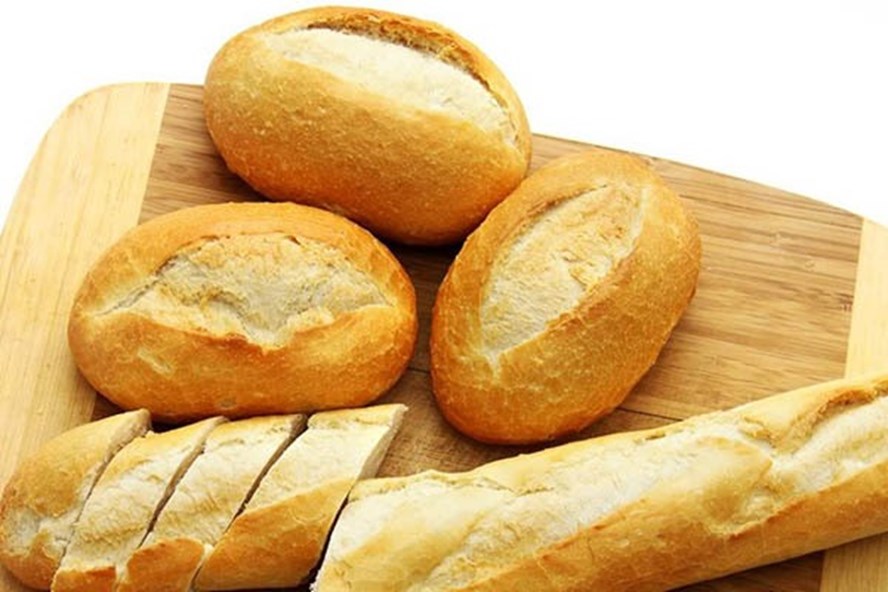 Bánh mì là nguyên liệu tiện lợi, giúp mọi người dễ dàng ăn và ngăn ngừa những dấu hiệu về bệnh không tốt. Ảnh: CMH.