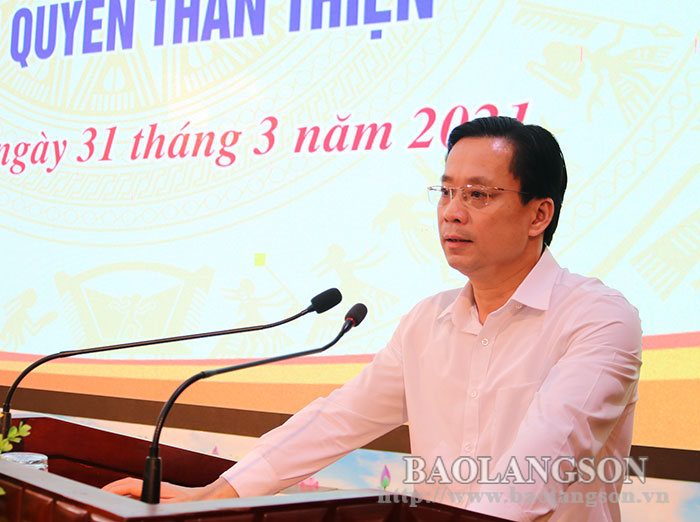 Đồng chí Hoàng Văn Nghiệm, Phó Bí thư Thường trực Tỉnh ủy, Chủ tịch HĐND tỉnh phát biểu tại hội nghị