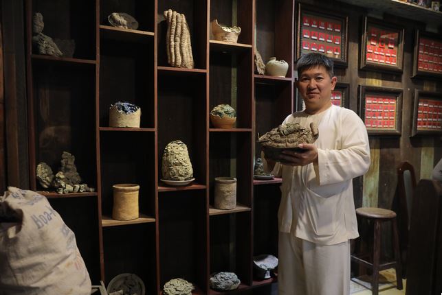 Người đàn ông Sài Gòn sở hữu những chum tiền cổ được đào từ dưới lòng đất