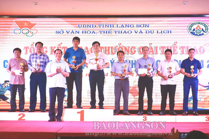 Đồng chí Dương Xuân Huyên, Phó Chủ tịch Thường trực UBND tỉnh trao các giải thưởng nhất, nhì và đồng giải ba cho các cặp vận động viên tham gia môn quần vợt