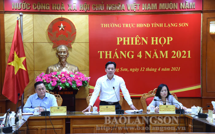 Đồng chí Hoàng Văn Nghiệm, Phó Bí thư Thường trực Tỉnh ủy, Chủ tịch HĐND tỉnh phát biểu tại phiên họp