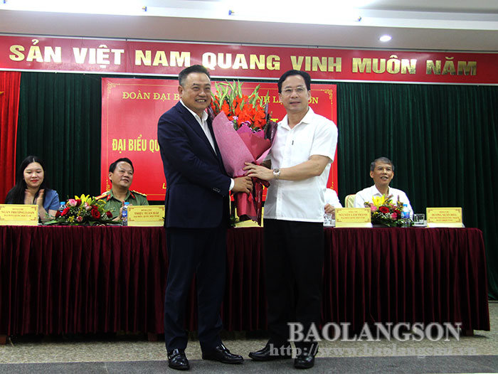 Đồng chí Hoàng Văn Nghiệm, Phó Bí thư Thường trực Tỉnh ủy tặng hoa chúc mừng Đoàn ĐBQH tỉnh