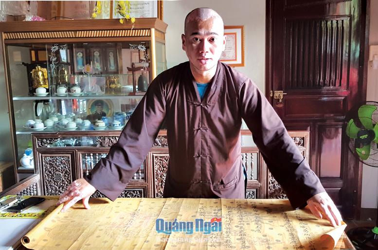 Sắc phong từ thời nhà Nguyễn được chùa Hoa Sơn gìn giữ đến ngày nay. Ảnh: Ý THU