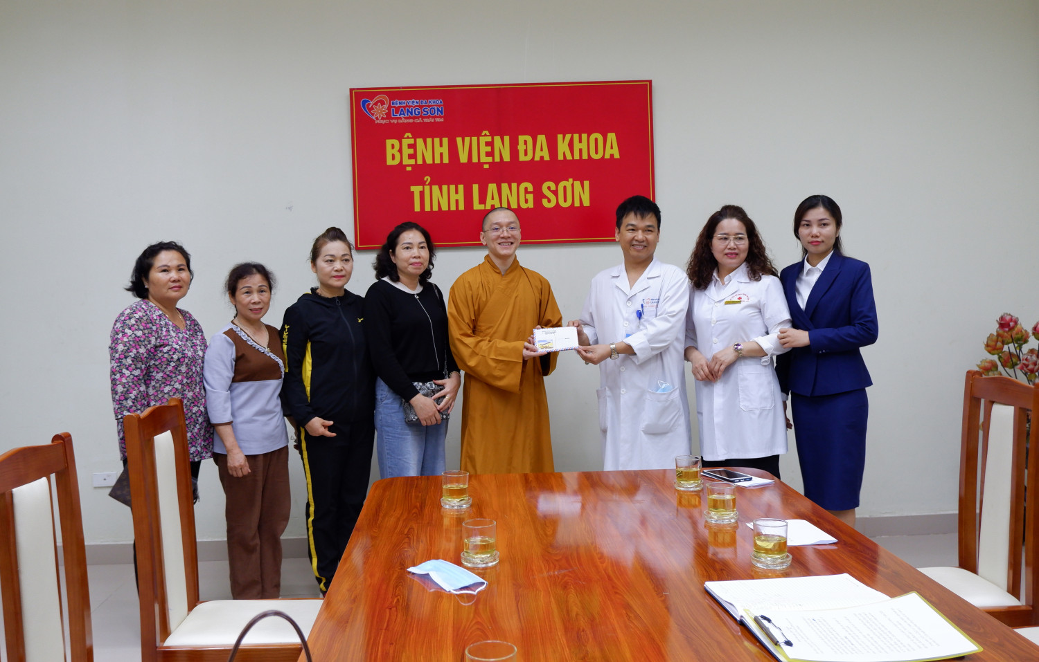 Ban Trị sự Phật giáo tỉnh thăm và tặng quà tại Bệnh viện đa khoa tỉnh Lạng Sơn