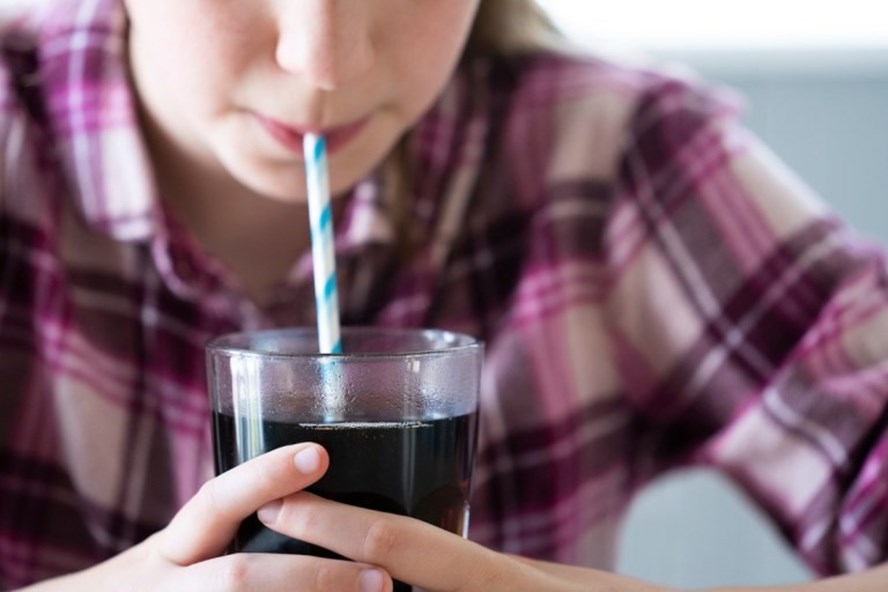 Uống đồ uống có nhiều đường là một trong những thói quen có thể ảnh hưởng đến gan của bạn. Ảnh: AFP