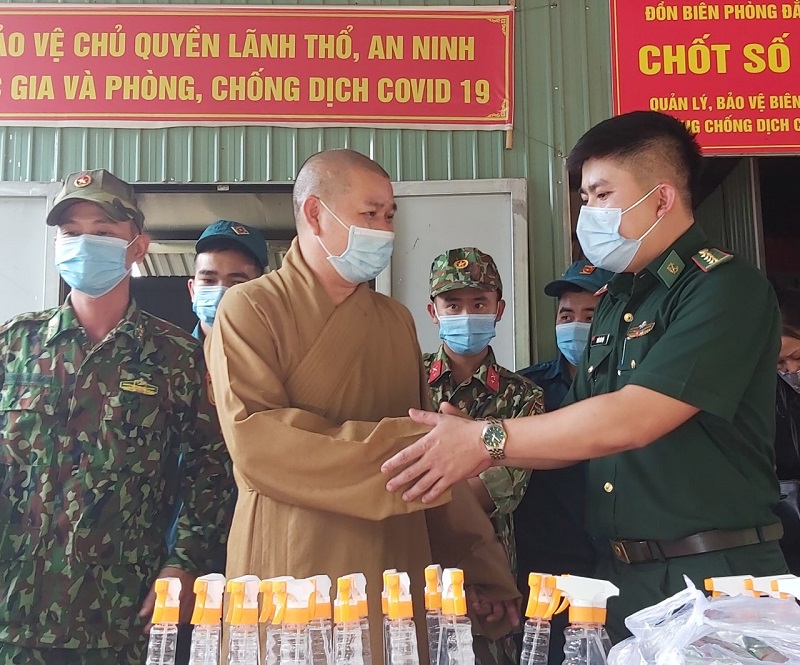 Bình Phước: Ban Trị sự Phật giáo huyện Bù Gia Mập tặng quà các chốt phòng chống dịch Covid-19 trên tuyến biên giới và đồng bào dân tộc