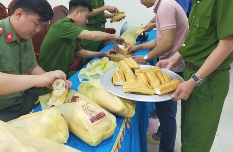 Đoàn thanh niên Công an huyện Bá Thước (Thanh Hóa) chuẩn bị bánh mì và sữa để “tiếp sức" cho người dân và cán bộ tại các điểm làm căn cước công dân gắn chíp điện tử.