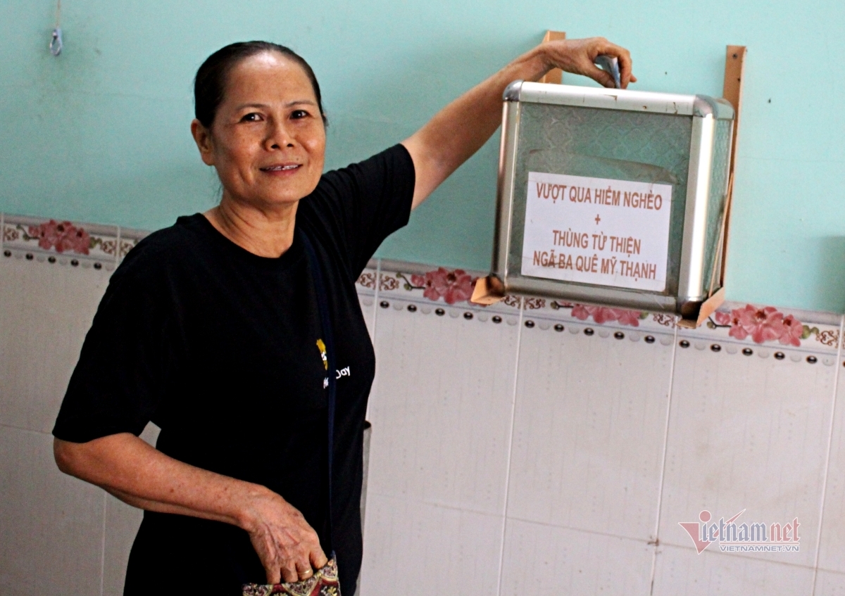 Hơn 10 năm qua, bà Út luôn bỏ tiền vào thùng từ thiện, đặt ngay quán nước của mình để có kinh phí giúp đỡ người khó khăn. (Ảnh: Nguyễn Sơn).