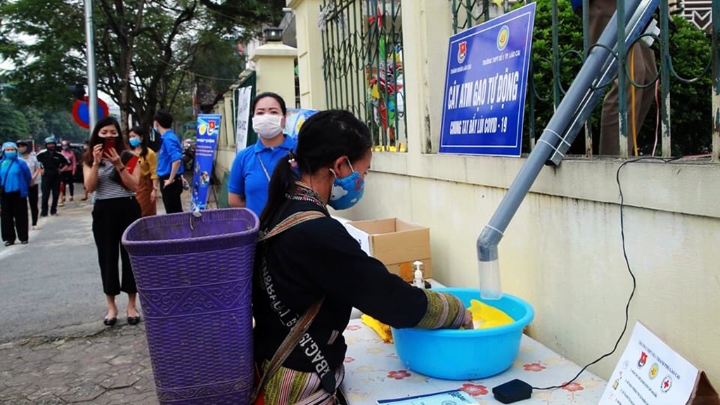 Người nghèo đến lấy gạo từ "cây ATM gạo" của Trường THPT số 1 Lào Cai (phường Cốc Lếu, TP.Lào Cai)