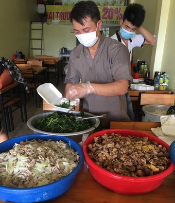 Anh Nguyễn Văn Tự (áo xám) triển khai hoạt động nấu cơm, phát tặng công nhân khu vực phong tỏa