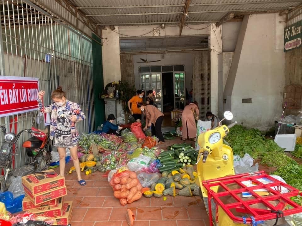 Người dân tập kết rau, củ, quả, lương thực hỗ trợ công nhân tại huyện Việt Yên