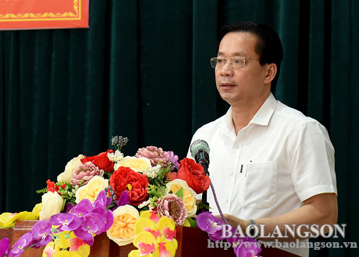 Đồng chí Hoàng Văn Nghiệm, Phó Bí thư Thường trực Tỉnh ủy, Chủ tịch HĐND tỉnh Lạng Sơn phát biểu tại buổi tiếp xúc cử tri huyện Văn Quan