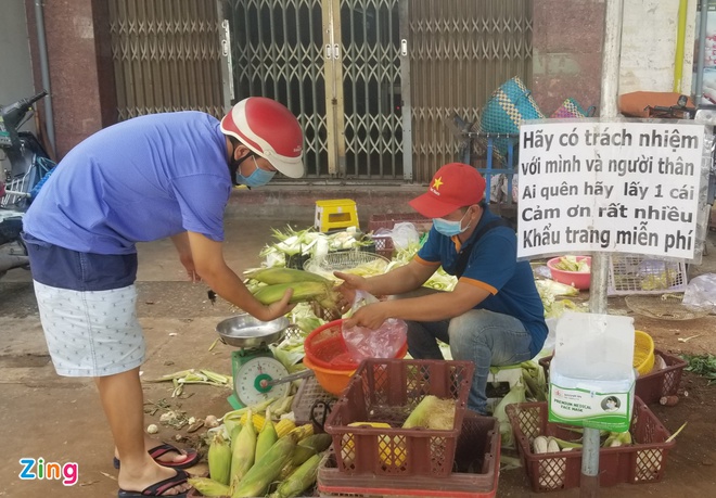 Anh Long đặt hộp khẩu trang miễn phí cho người dân quanh chợ Cây Quéo (quận Bình Thạnh, TP.HCM).