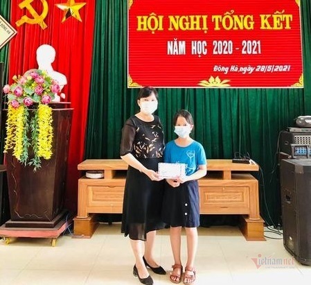 Học sinh lớp 5 dùng 500.000 tiền thưởng ủng hộ y, bác sĩ ở Bắc Giang