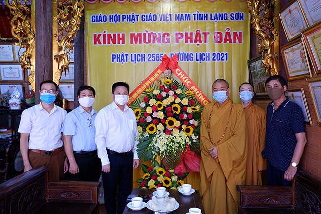 Lạng Sơn: Lãnh đạo chính quyền tỉnh thăm chúc mừng Đại lễ Phật Đản