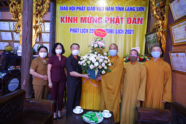 Lãnh đạo thành phố Lạng Sơn chúc mừng Đại lễ Phật Đản