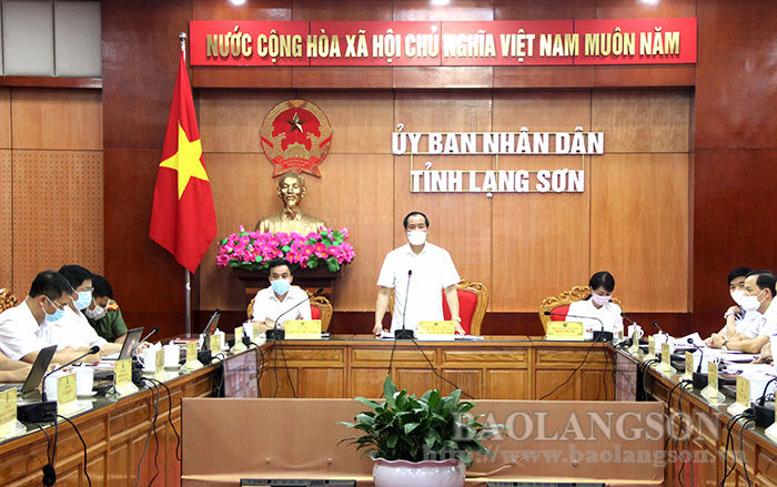 Đồng chí Dương Xuân Huyên, Phó Chủ tịch Thường trực UBND tỉnh phát biểu tại cuộc họp.