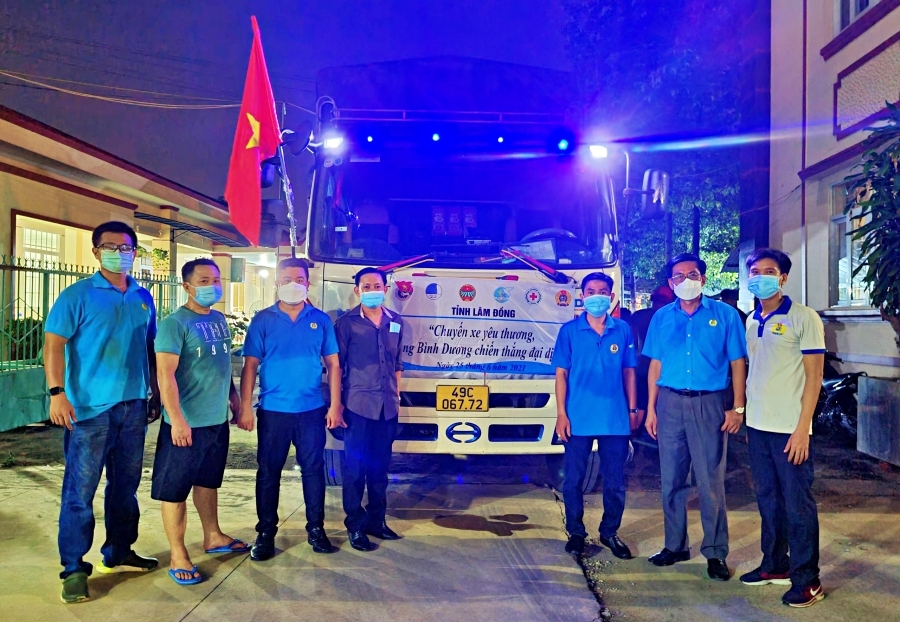 Đêm 25/6, Chuyến xe yêu thương chở hơn 100 tấn rau củ, quả của người dân tỉnh Lâm Đồng gửi tặng TP.HCM đã có mặt tại thành phố này.