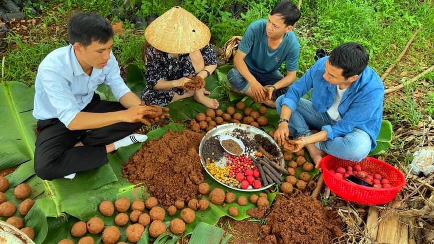 Nhóm bạn trẻ ở Đắk Lắk làm bom hạt giống
