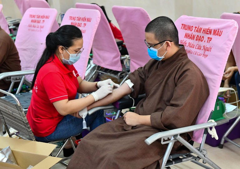 Tăng sinh Học viện Phật giáo Việt Nam tại TP.HCM tham gia hiến máu.