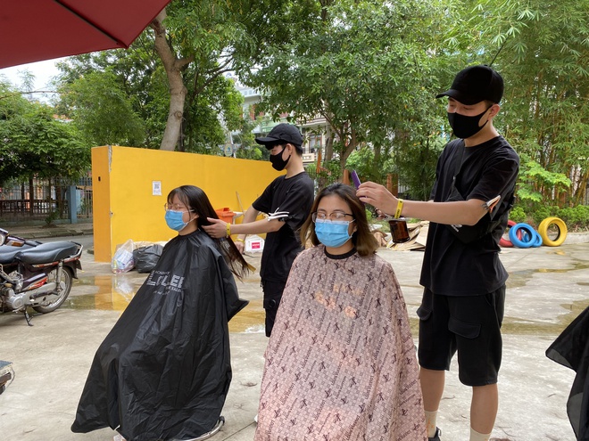 Ông chủ salon và nhân viên cắt tóc miễn phí cho các nhân viên y tế Bắc Giang.