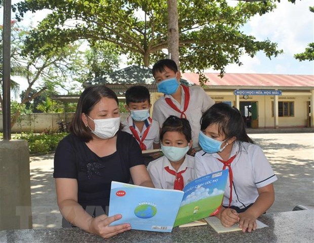 Cô giáo Huỳnh Thị Thùy Dung với hy vọng chắp cánh ước mơ cho các em học sinh. (Ảnh: Nguyễn Dung/TTXVN)