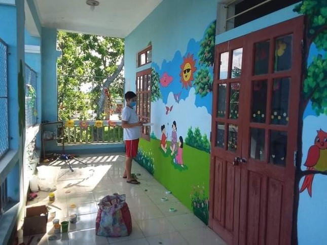 Thầy Lợi vẽ bức tranh tại trường học mầm non ở xã Sơn Trung, huyện Hương Sơn.