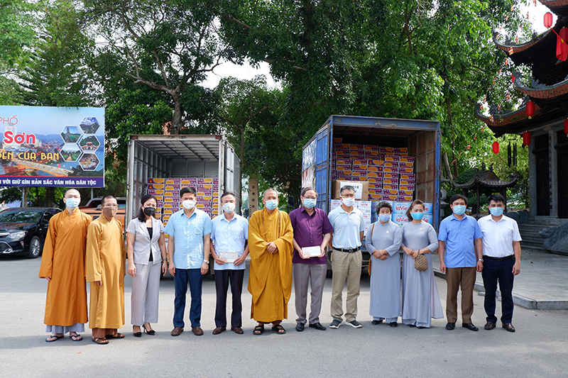 Ban Trị sự Giáo hội Phật giáo Việt Nam tỉnh Lạng Sơn tặng quà bà con vùng dịch huyện Hữu Lũng và Chi Lăng