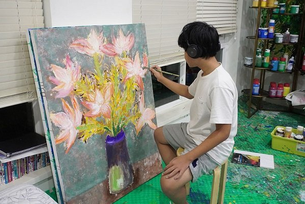 Cây cọ nhí từng mở triển lãm tranh tại Singapore, New York (Mỹ), Việt Nam.