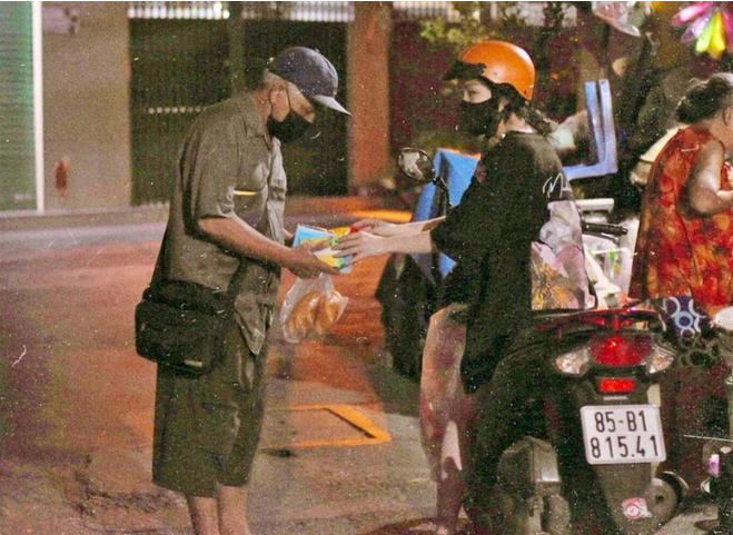Đêm xuống, nhóm tình nguyện Đêm Sài Gòn lại đem quà đi phát tặng người nghèo.