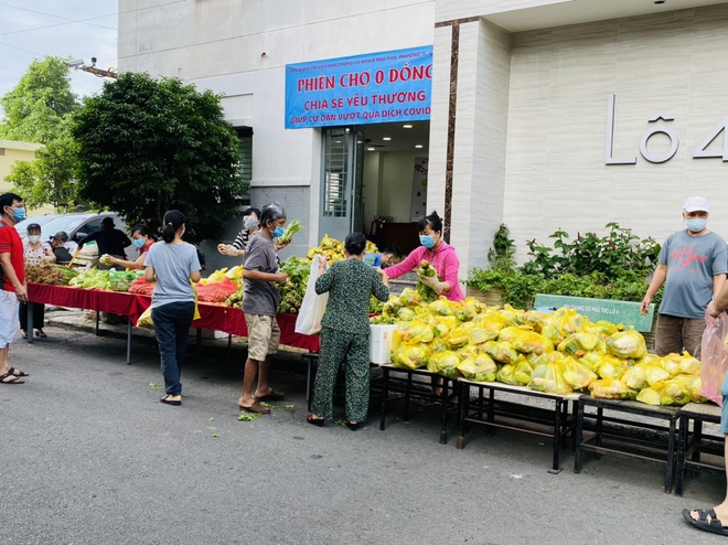 Phiên chợ 0 đồng diễn ra tại chung cư khu B Phú Thọ sáng 20/7.