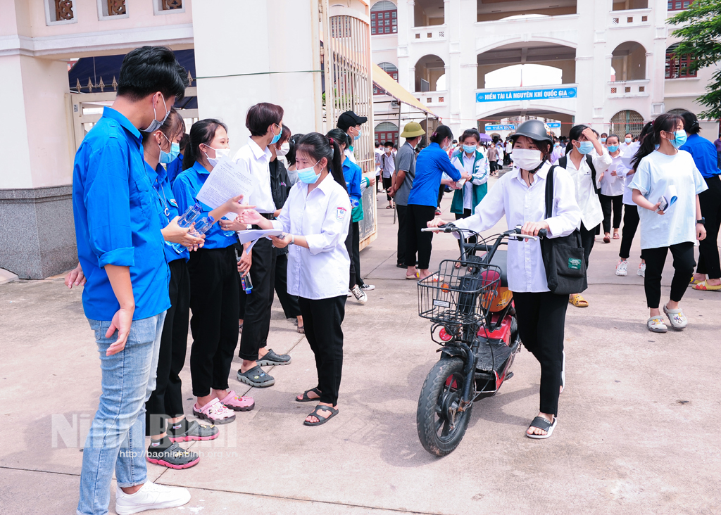 Đội hình thanh niên tình nguyện tại điểm thi trường THPT Kim Sơn B.
