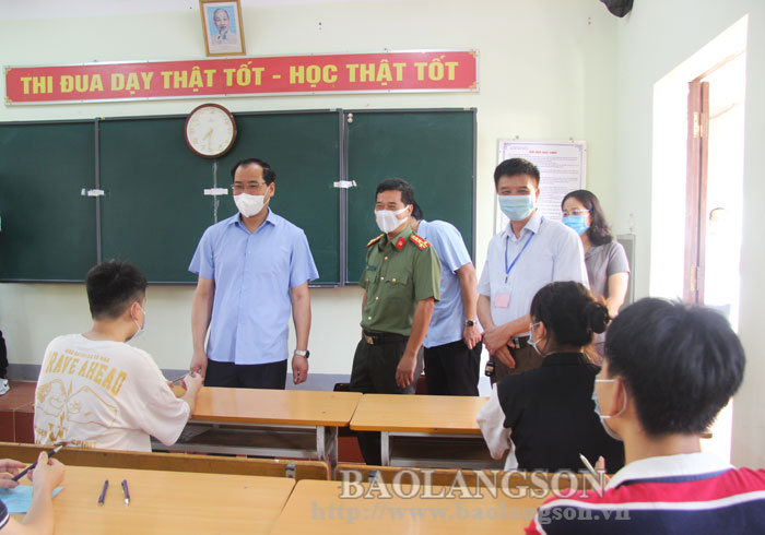 Lãnh đạo UBND tỉnh động viên thí sinh trước khi bước vào môn thi đầu tiên tại điểm thi Trường THPT Việt Bắc, thành phố Lạng Sơn