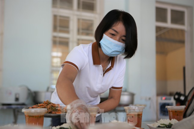 Hơn 1 tháng nay, cô Hải tham gia nấu cơm cho người cách ly ở huyện Thạch Hà.
