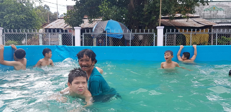 Bà Thia dạy bơi cho trẻ.