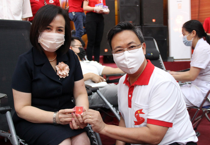Lãnh đạo Viện Huyết học – Truyền máu Trung ương trao biểu tượng hiến máu Hành trình đỏ 2021 cho đồng chí Đoàn Thị Hậu, Chủ tịch HĐND tỉnh trước khi tham gia hiến máu