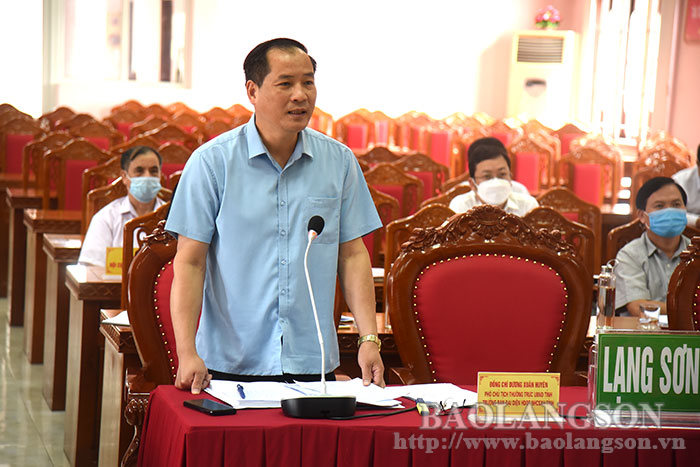 Đồng chí Dương Xuân Huyên, Phó Chủ tịch Thường trực UBND tỉnh, Trưởng Ban đại diện Hội đồng quản trị NHCSXH tỉnh phát biểu ý kiến tại hội nghị