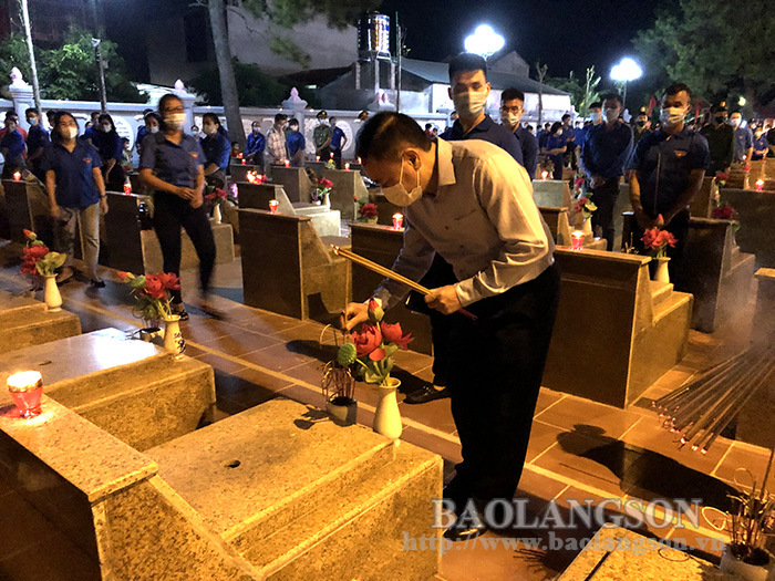 Đồng chí Hồ Tiến Thiệu, Phó Bí thư Tỉnh ủy, Chủ tịch UBND tỉnh thắp hương tại mộ liệt sỹ