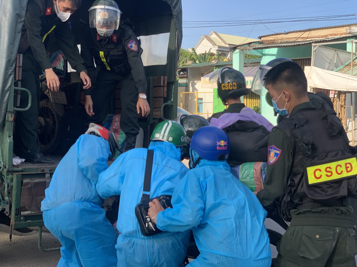 Nhóm cứu hộ xe cho bà con từ TP.HCM về tránh dịch qua Đà Nẵng