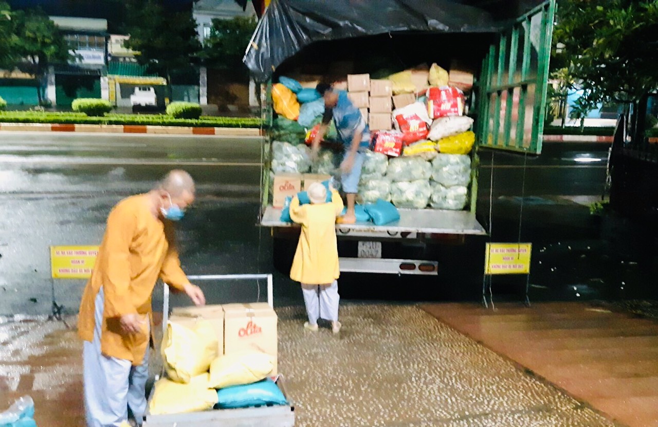 Các loại rau, củ, quả và nhu yếu phẩm được khuân lên xe để sẵn sàng khởi hành đến tỉnh Đồng Nai